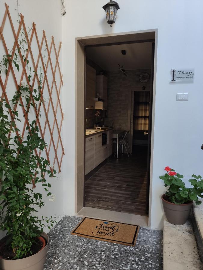 Tizzy Apartment & Rooms Bari Exterior photo